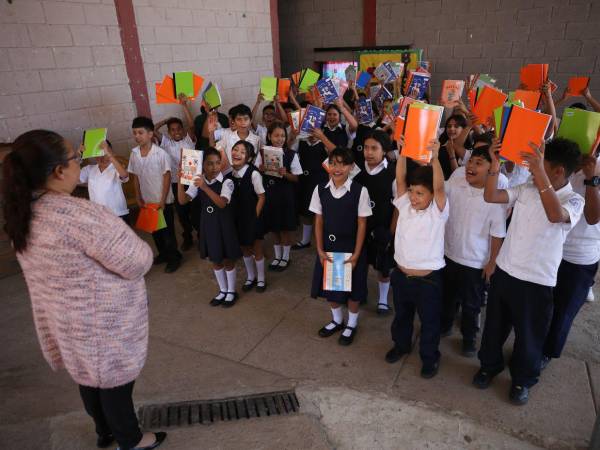 La jornada solidaria permitió que cada estudiante formara fila y recibiera su cuaderno nuevo, símbolo de esfuerzo y sueños por escribir este año.
