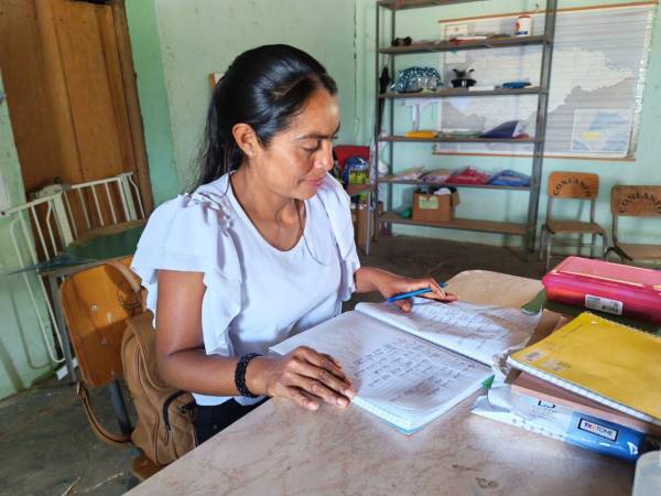 Con esfuerzo diario y caminatas de 40 minutos, Carmen educa a niños mientras espera pagos de 1,000 lempiras que llegan con retrasos de hasta seis meses.
