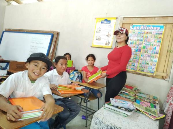 Estudiantes de la Celestina Servellón reciben útiles escolares entregados por la maestra Silvia Mariela Suazo Sierra. Este material representan esperanza y oportunidades para seguir aprendiendo.