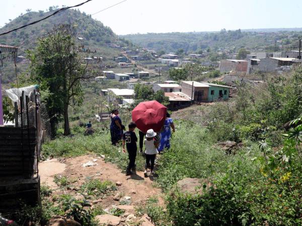 Residentes de Monte de Los Olivos aseguran que la nueva calle permitirá mejorar el ingreso de agua y el traslado de niños al sector.