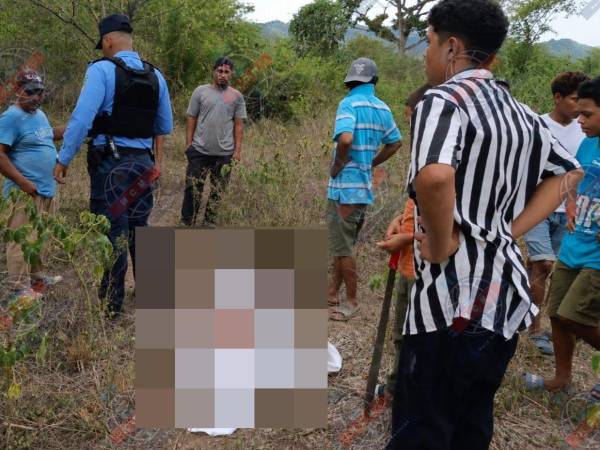 Agentes policiales y familiares de la víctima se dirigieron hacia el sector para recoger el cuerpo de Dueñas. Se desconoce el motivo del crimen.
