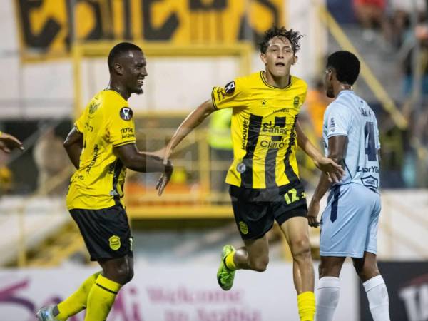 Nixon Cruz anotó el tercer gol del Real España ante el Sporting San Miguelito