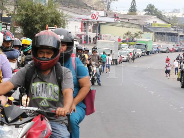 La muerte de un motociclista, tras impactar contra una cisterna en la salida al sur de Tegucigalpa, generó largas filas de vehículos desde Loarque.
