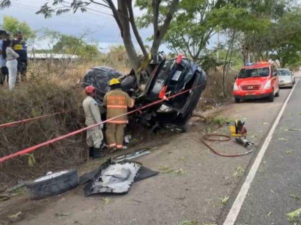 El vehículo quedó atrapado en un árbol; así fue el brutal accidente que dejó dos personas muertas y tres heridas en Jutiquile, Juticalpa, Olancho.
