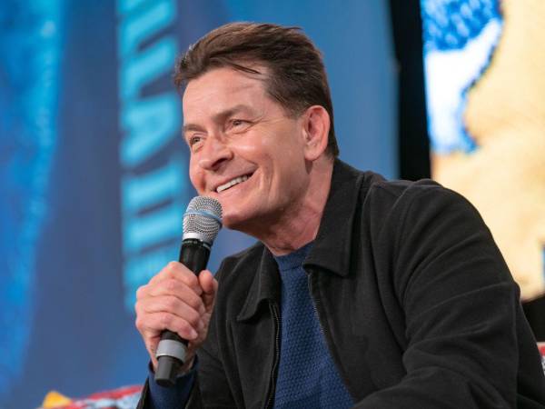 El nombre de Charlie Sheen vuelve a acaparar titulares, aunque esta vez no por sus arrebatos mediáticos ni sus batallas legales. El actor de Two and a Half Men decidió revisar, con crudeza y sin disfraces, los pasajes más turbulentos de su biografía.