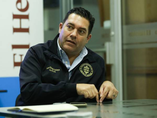 El alcalde Juan Diego Zelaya explica los fallos de diseño del viaducto y defiende la clausura indefinida de la obra para resguardar la seguridad de los conductores.