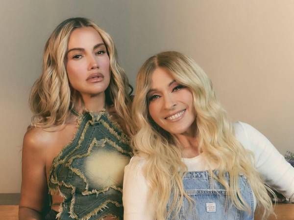 La cantante colombiana hace un repaso a lo mejor de su carrera y colabora con grandes amigas suyas como la mexicana Yuri.