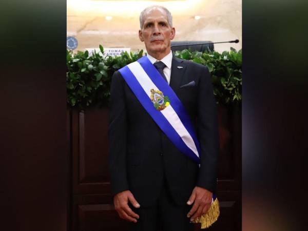 Este martes 27 de enero, Nasry Juan Asfura Zablah fue juramentado como el presidente de Honduras, durante una ceremonia austera y sencilla realizada en el Congreso Nacional, pero cargada de simbolismo. ¿Quién le impuso la banda presidencial en su toma de posesión? Aquí los detalles.