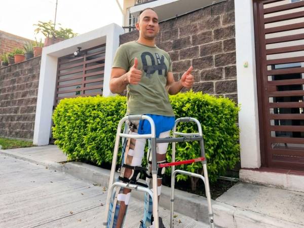El paracaidista de la Fuerza Aérea Hondureña, Ever Maldonado, sigue en su proceso de recuperación en casa.