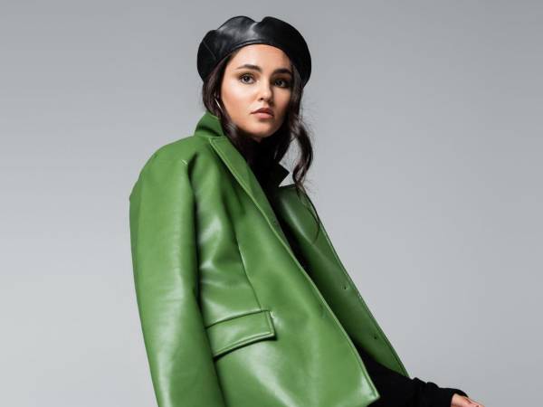 Entre opciones sintéticas, vintage y modelos clásicos, y desde las pasarelas de Milán y París hasta los escaparates de las principales firmas, la piel aparece reinterpretada en siluetas amplias, en colores inéditos y en acabados que apuestan por la sostenibilidad.