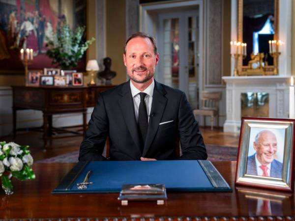Haakon VIII pronunció este sábado su primer discurso como rey de Noruega, en homenaje a su padre Harald V, fallecido a los 89 años, mientras miles de ciudadanos siguen depositando flores frente al Palacio Real de Oslo.