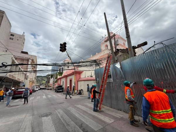 La limpieza del cableado busca disminuir riesgos, aliviar la carga sobre los postes y mejorar el aspecto del centro histórico.