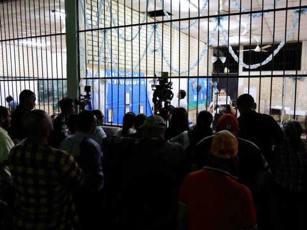 Los votantes escuchan el conteo de los votos a nivel presidencial en la Juntas Receptoras de Votos (JRV).