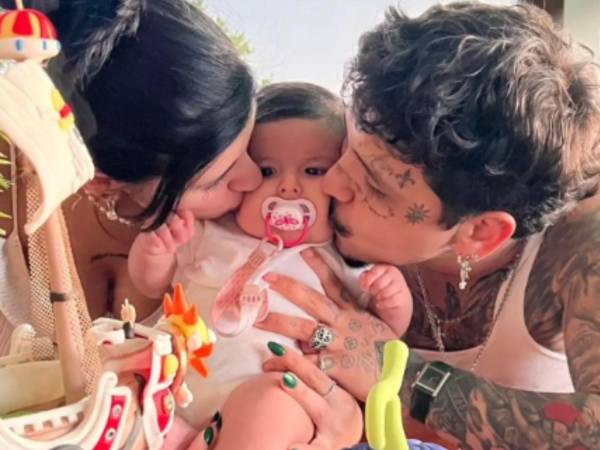 La cantante argentina Cazzu arribó a México y en una comparecencia ante los medios de comunicación habló sobre la pensión alimenticia que recibe de parte de su expareja Cristian Nodal para su hija Inti y dejó ver que no le parece justa.