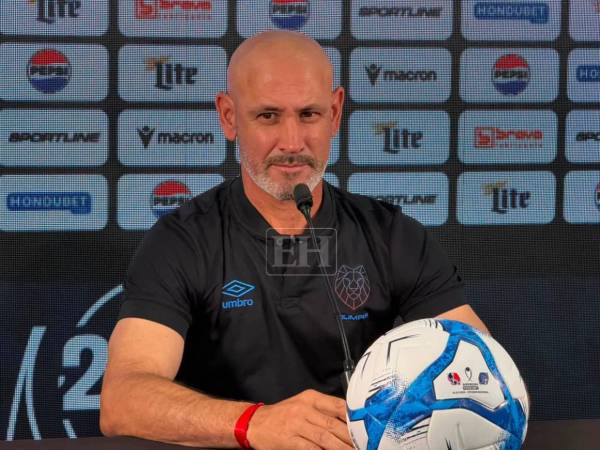 Espinel estuvo presente en la conferencia previo a la Supercopa entre Olimpia y Motagua.
