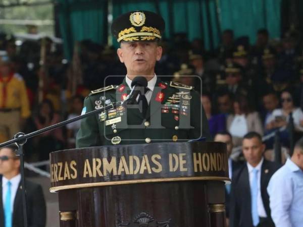 Recordó que una de las misiones constitucionales de las Fuerzas Armadas es garantizar la alternabilidad en el ejercicio de la Presidencia de la República, tal como lo establece la Carta Magna.