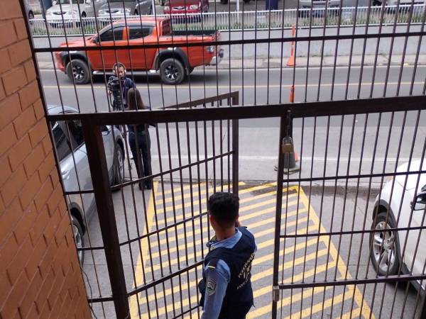 La acción ocurrió horas antes de una sesión clave convocada por la presidenta del CNE para discutir el sistema de Transmisión de Resultados Electorales Preliminares (TREP), en medio de expectativas de lograr acuerdos técnicos fundamentales para el calendario electoral.