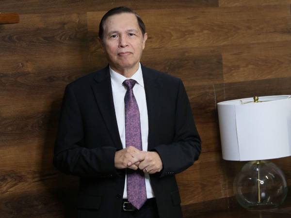 Mauricio Díaz Burdett dirige el Foro Social de la Deuda Externa y Desarrollo de Honduras (Fosdeh) y se desempeña en la Universidad Nacional Autónoma de Honduras (UNAH), donde también integra la Junta de Dirección.