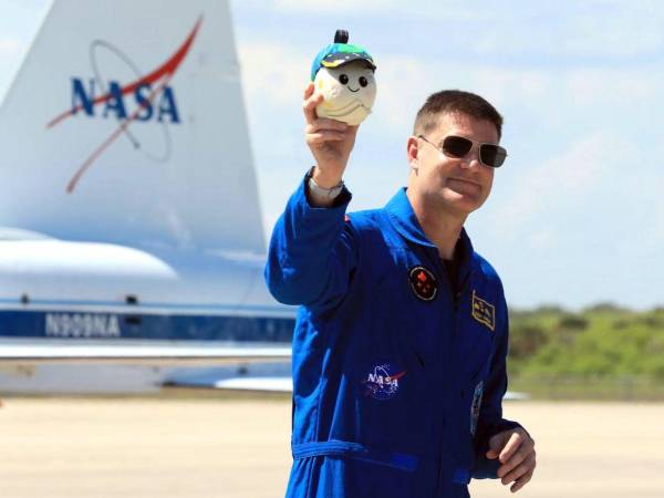 ‘Rise’ representa a la Luna con una gorra de béisbol que tiene el dibujo de la Tierra en su parte principal y las estrellas y las galaxias en la visera.