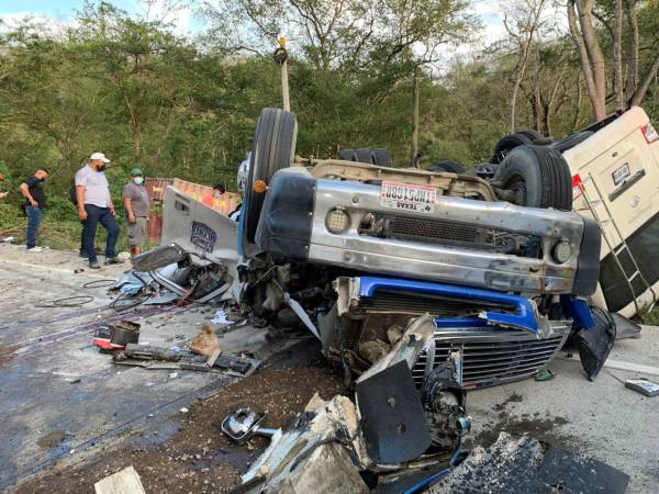 Un conductor sin licencia para manejo de carga pesada figura entre las causas preliminares del accidente de tránsito registrado la tarde del domingo 5 de abril en Quimistán, Santa Bárbara, que dejó nueve personas muertas y seis heridas, según autoridades. Aquí los detalles: