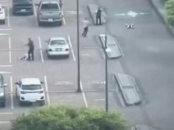 En videos que circulan en redes sociales se puede ver cómo dos personas están en el piso tras el ataque.