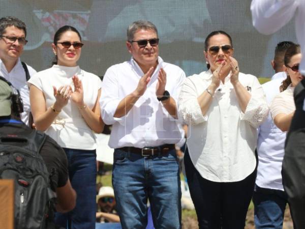 Después de más de cuatro años fuera de Honduras, este domingo 26 de julio, el regreso del expresidente Juan Orlando Hernández no solo marcó el reencuentro con su familia y simpatizantes, sino que volvió a colocar su figura en el centro del debate político y judicial del país.
