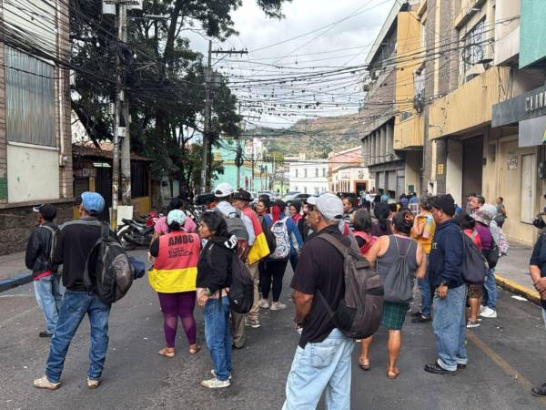 Empleadas y empleados del servicio de limpieza de la Alcaldía del Distrito Central protestan en Tegucigalpa para exigir pago de salarios atrasados y la restitución de sus empleos.