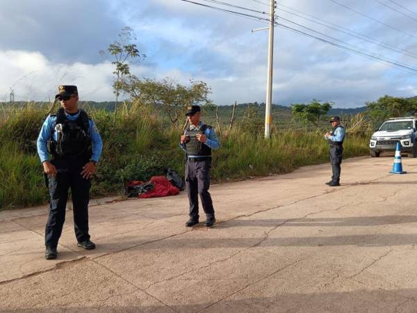 El cadáver fue dejado a la orilla de la carretera, a la par de unas bolsas de basura. La Policía Nacional confirmó el hecho.