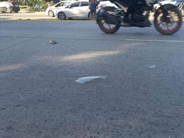 Los objetos personales de la víctima quedaron esparcidos por toda la calle.