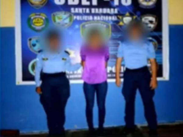 Agentes de la Policía Nacional en Santa Bárbara detuvieron a una joven acusada de agredir a su abuela en el barrio El Gilote.