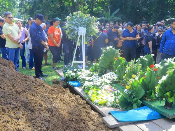 Al abogado René Altamirano le dieron el ultimo adiós ayer a eso de las 10:30 de la mañana con globos blancos, aplausos y arengas como “René vive la lucha sigue”.