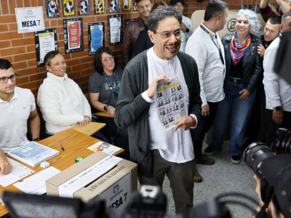 Cepeda, del partido oficialista Pacto Histórico, votó en el Colegio San Lucas del barrio Kennedy, en el sur de Bogotá.