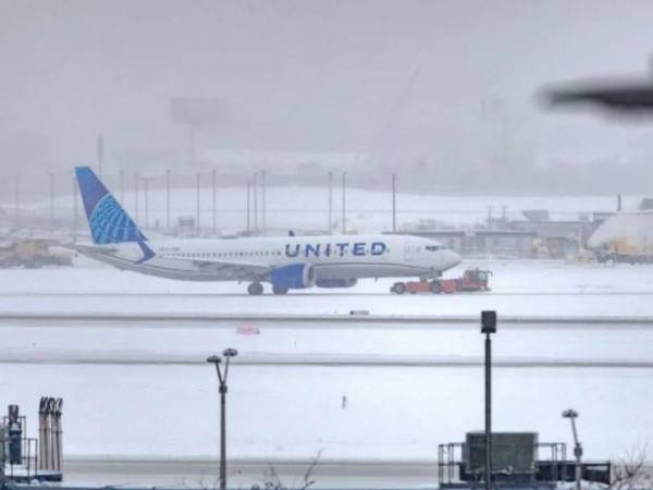 Hay más de 7,000 vuelos cancelados por tormentas invernales navideñas.