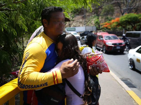 Bello se lleva en el puente Juan Ramón Molina, de Comayagüela, vendiendo paletas para poder sustentar a su familia en Honduras. Además, solicita asilo a las autoridades del país.