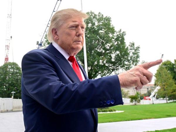 El presidente de Estados Unidos, Donald Trump, habla con los periodistas antes de partir desde el jardín sur de la Casa Blanca, en Washington D. C., Estados Unidos, el 10 de octubre de 2026.
