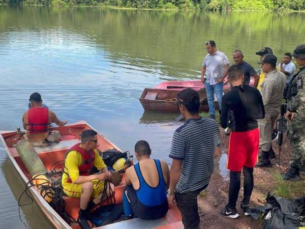 Danilo Alberto Pineda desapareció tras lanzarse a la poza a nadar. Los rescatistas buscan por toda la zona.