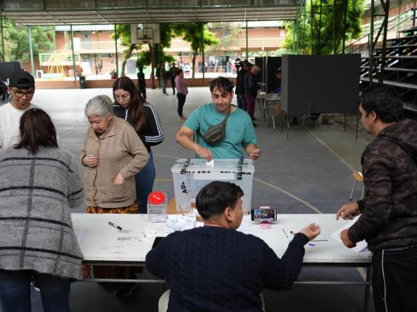 Una de las claves será, asimismo, el destino de cerca del 20 % de los votantes que en la primera vuelta optaron por el populista Franco Parisi, quien ha llamado a sufragar en blanco.