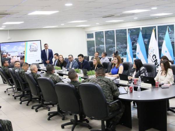 La reunión se realizó en el CNE entre la cúpula militar y los consejeros.
