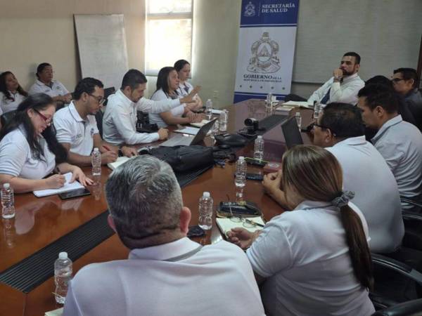 Las autoridades sanitarias se reunieron con el personal de enfermería auxiliar para abordar diferentes temas.