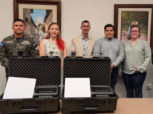 Estados Unidos entrega equipo satelital a Honduras para interceptar redes de narcotráfico.