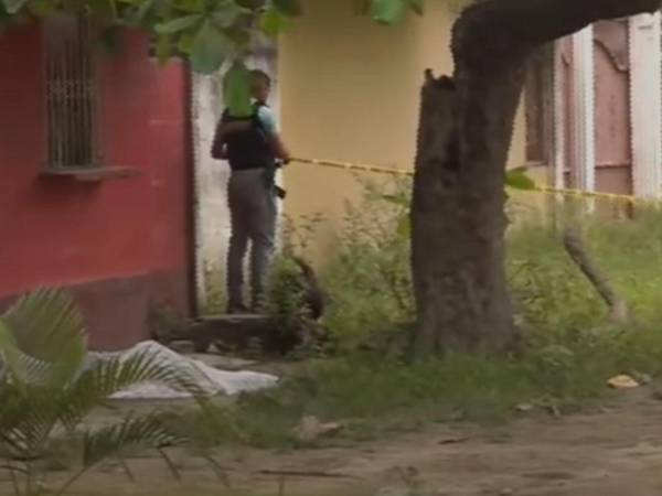 El cuerpo de la víctima quedó tendido frente a una vivienda.