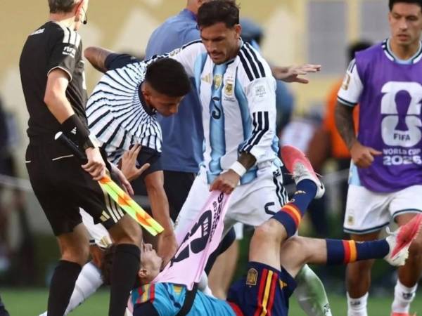 Leandro Paredes fue el más afectado con estos castigos de la FIFA.
