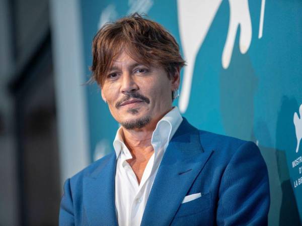 En una reciente entrevista, Johnny Depp abordó uno de los capítulos más oscuros de su historia personal: los abusos que sufrió en su infancia por parte de su madre, Betty Sue Palmer, a quien describió como una figura violenta y emocionalmente devastadora.