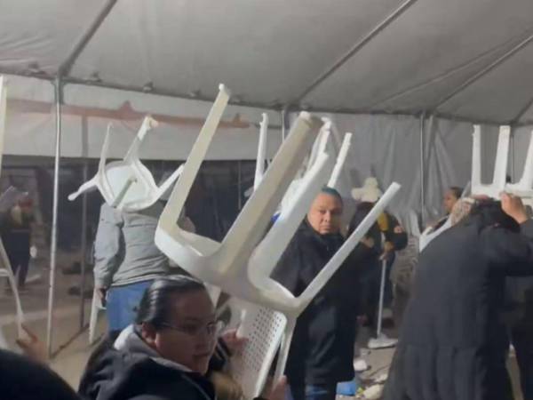 Representantes del Partido Nacional tuvieron que cubrirse utilizando mesas y sillas para protegerse.