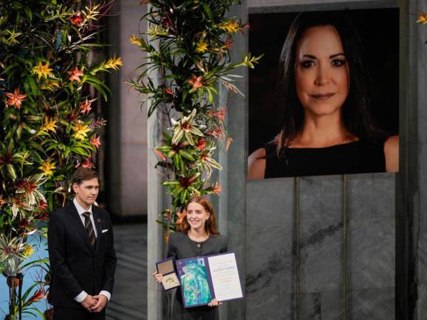 Un gran retrato de María Corina Machado adornó el Ayuntamiento de Oslo, donde su hija recibió el Premio Nobel de la Paz, ante la ausencia de su madre y de confirmar que tras más de un año en la clandestinidad se reunirían en Oslo.