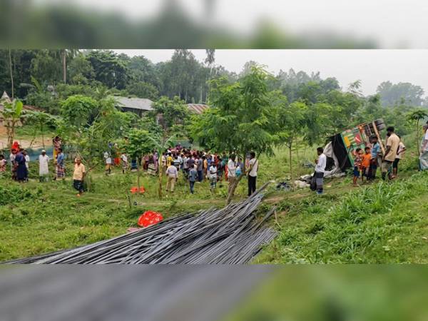 El camión, que transportaba una carga de barras metálicas desde Daca, se dirigía hacia el norte de Bengala y se accidentó en el distrito de Tangail, a unos 90 kilómetros de la capital.