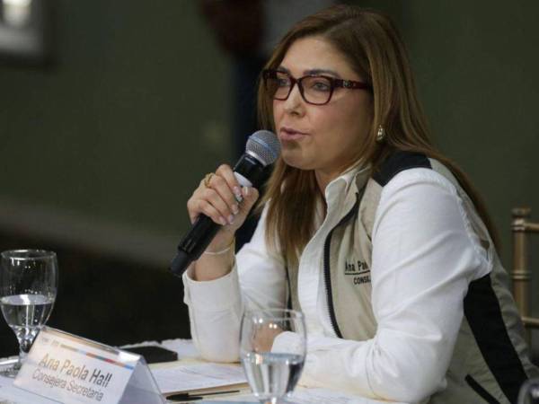 Ana Paola Hall finalmente interpondrá su renuncia en el CNE, adelantó Salvador Nasralla.
