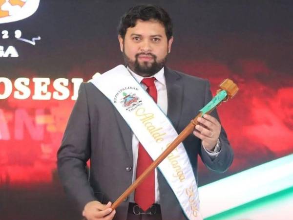 Rudy Banegas se juramentó como alcalde para el periodo 2026-2030, pese a que el TJE declaró ganador a Roosevelt Avilez tras un recuento jurisdiccional.