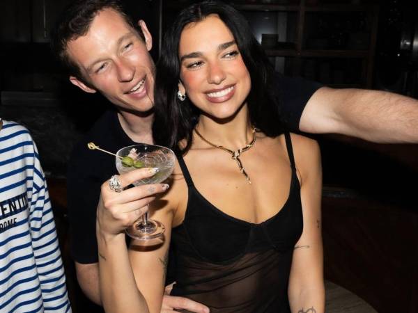 Amigos y lugares comunes terminaron uniendo a Dua Lipa y Callum Turner, pero el encuentro determinante sucedió después de varias ocasiones en que estuvieron a punto de encontrarse y no lo hicieron.