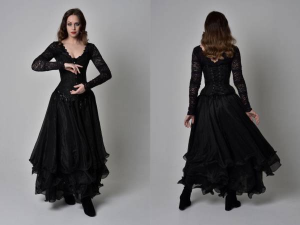 El vestido negro es un básico que invita a crear un estilo gótico victoriano.